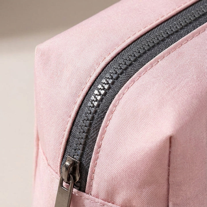 Grå unisex Packify necessär för att organisera hygienartiklar. Kompakt reseförvaring som passar i resväskan.