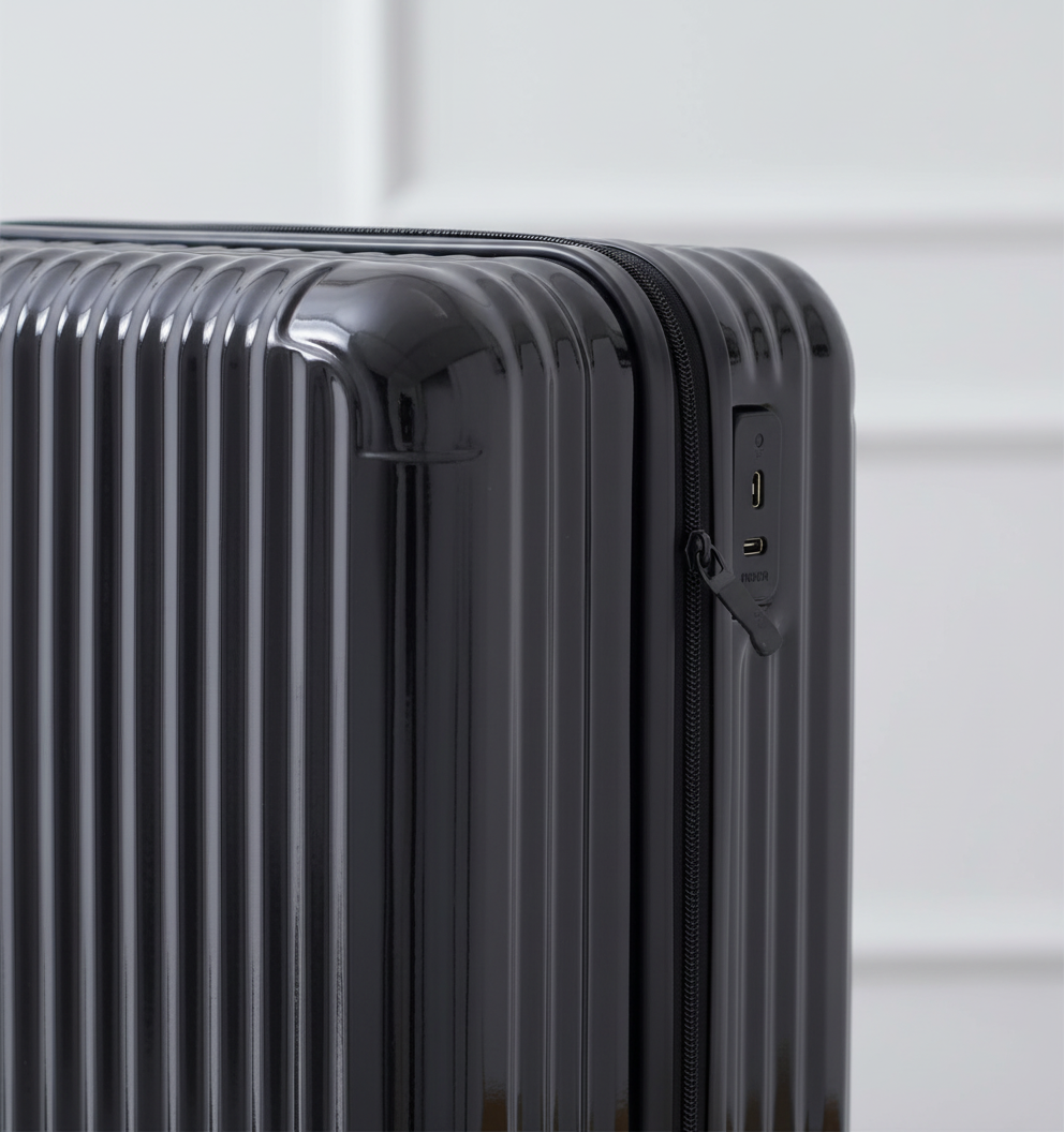 Robust hardcase rullväska för resor, med integrerad USB-port och smart förvaring. Optimalt kabinbagage.