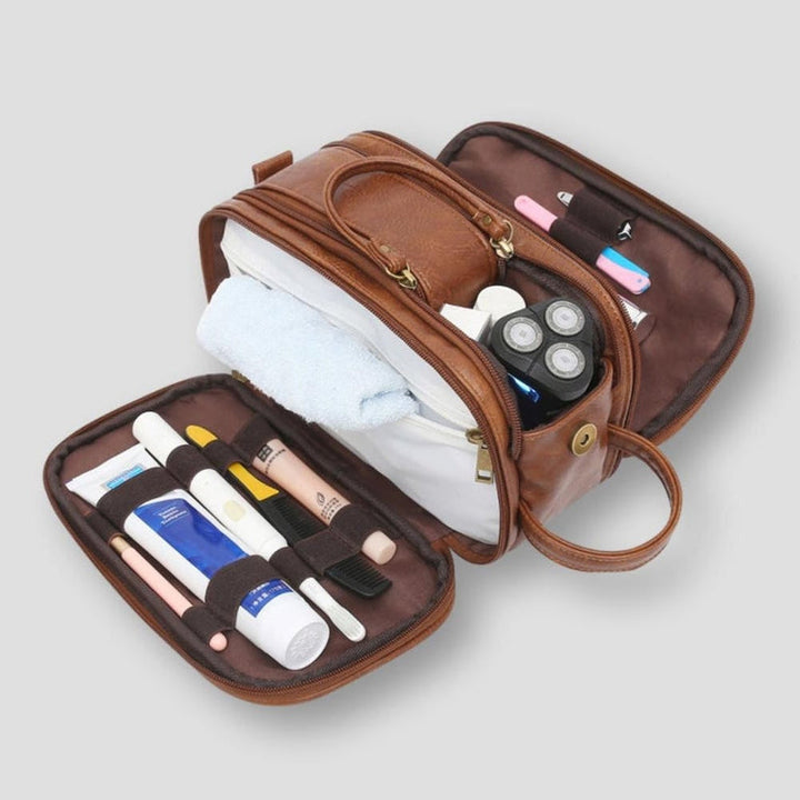Carryne multi-vak necessär, fullpackad med hygienartiklar, redo för enkel förvaring och transport på resan.