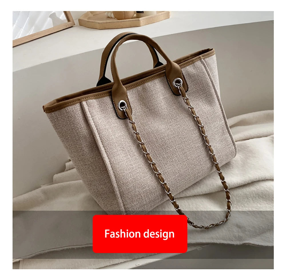 Baksidan av en stilren grå dam axelväska i designerstil. Praktisk & elegant modeväska.