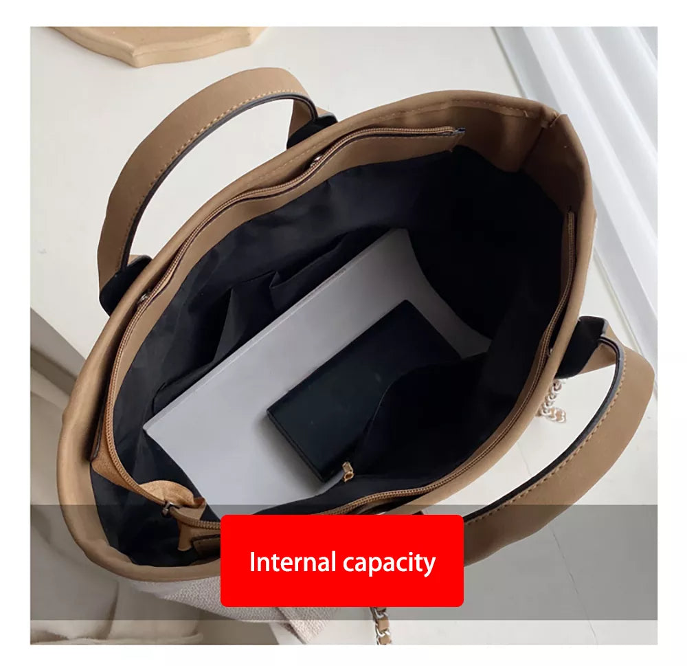 Modern svart handväska för dam i designerlook. Elegant axelväska som passar alla årstider.
