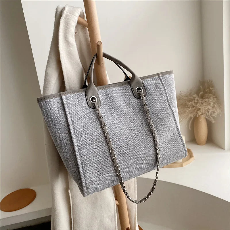 Trendig khaki damväska i designerstil. Rymlig axelväska som kompletterar din eleganta stil.