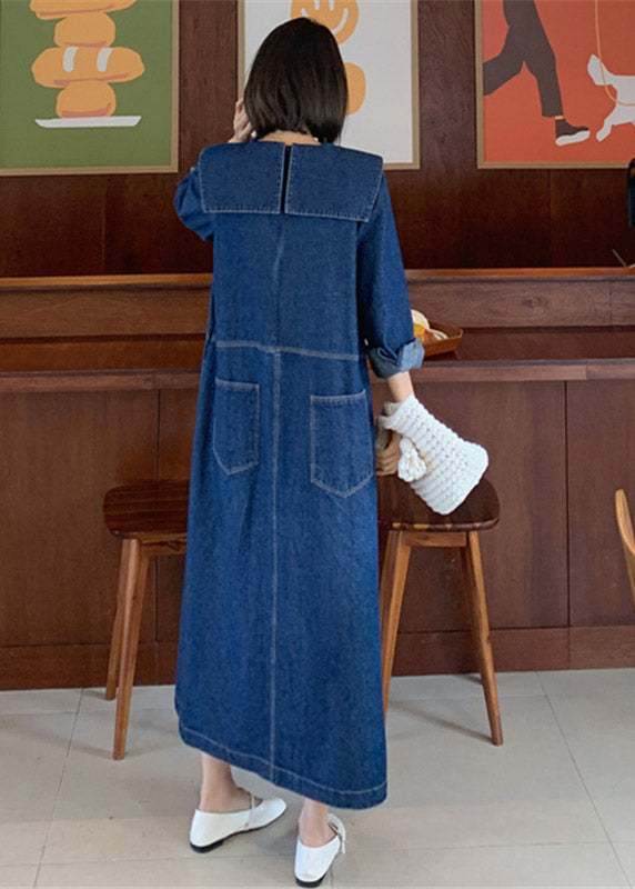 Vardaglig dam denimklänning med Peter Pan krage, långa ärmar och bekväm passform för höst och vår.