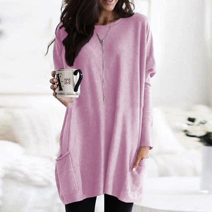Kvinnors långärmad pullover i avslappnad stil, matchad med jeans för en bekväm vardagslook.