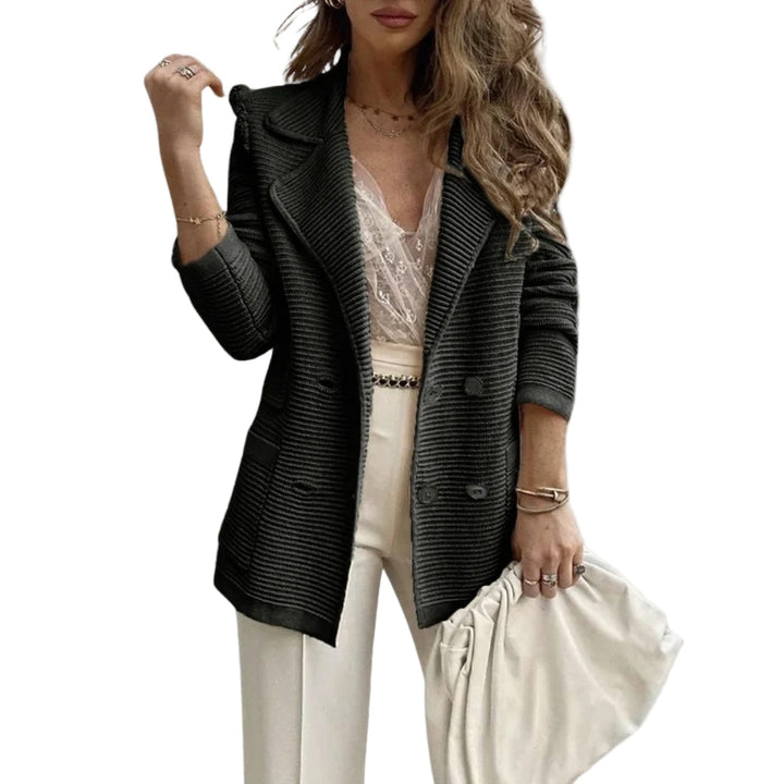 Snygg dubbelknäppt kvinnors blazer i klassisk design, perfekt för kontor eller vardag. Elegant och sofistikerad stil.