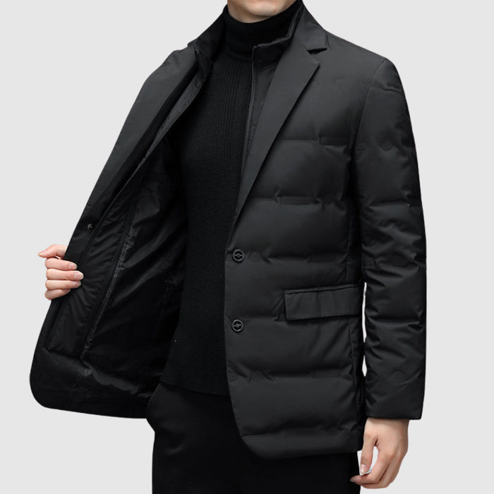Elegant herr vinterjacka. Varmt ytterplagg som ger stilren komfort mot kyla för moderna män.
