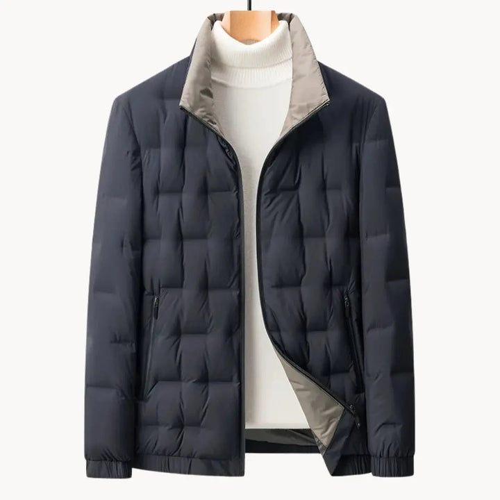 Blå herrjacka, minimalistisk allvädersdesign. Vattentät och vindtät vinterjacka för herrar.