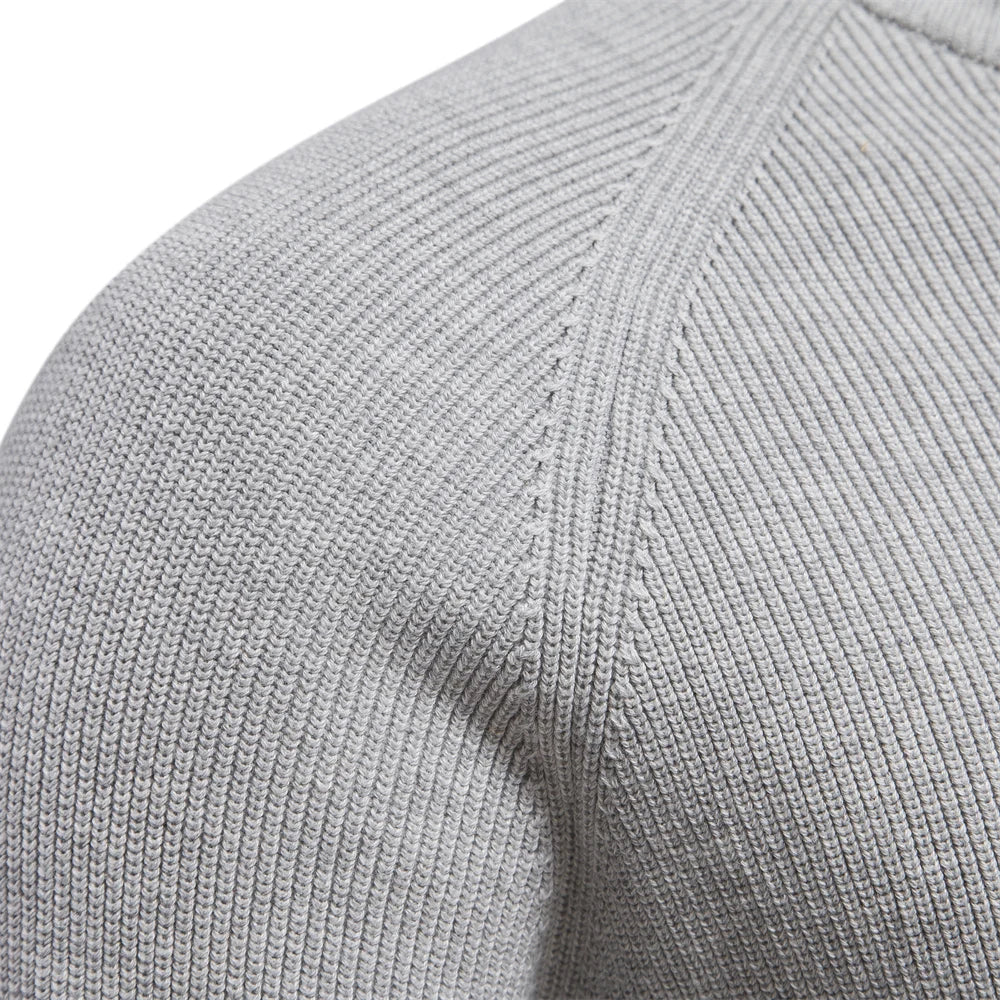 Bekväm herrtröja med halvlång dragkedja. Mångsidig pullover för herrkläder, kontor och fritid.