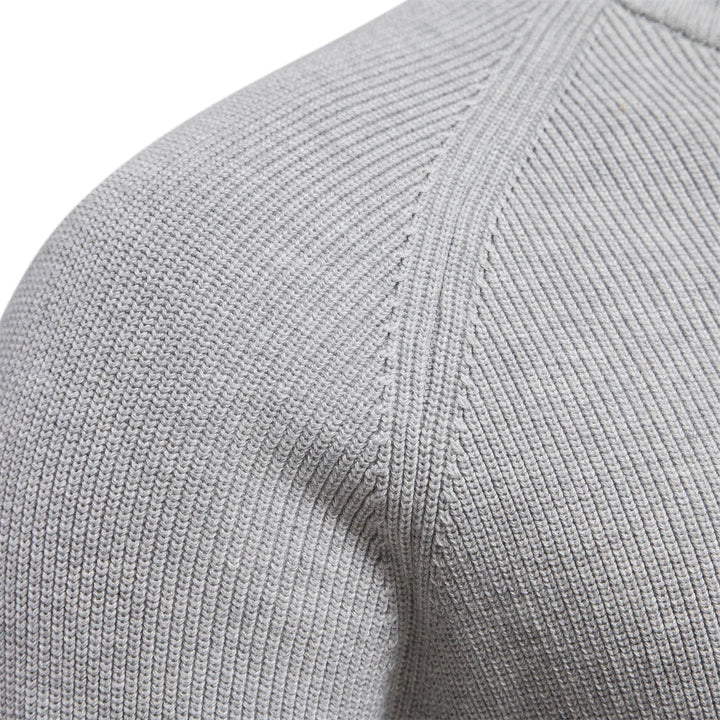 Bekväm herrtröja med halvlång dragkedja. Mångsidig pullover för herrkläder, kontor och fritid.