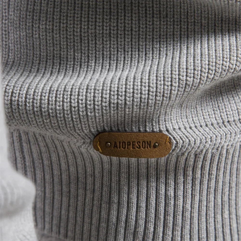 Lättskött herrtröja med halvlång dragkedja. Modern stil, perfekt maskintvättbar pullover för vardag.