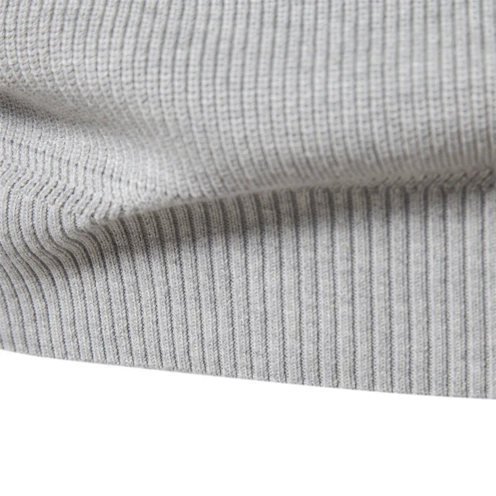 Herrtröja i modern stil med halvlång dragkedja. Elegant herrkläder, mångsidig pullover.
