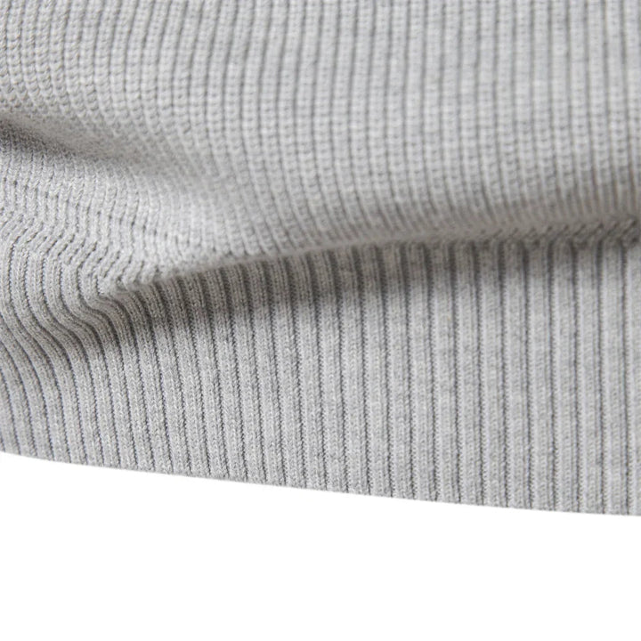 Herrtröja i modern stil med halvlång dragkedja. Elegant herrkläder, mångsidig pullover.