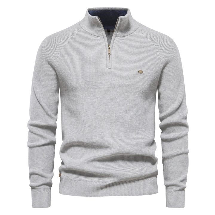 Modernt designad herrtröja med halvlång dragkedja. En bekväm pullover för en stilren look.