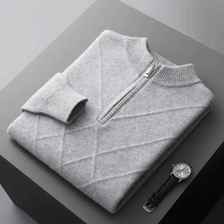 Komfortabel herrtröja med unik strukturerad polokrage. Perfekt för en varm och elegant höst-/vinterstil.