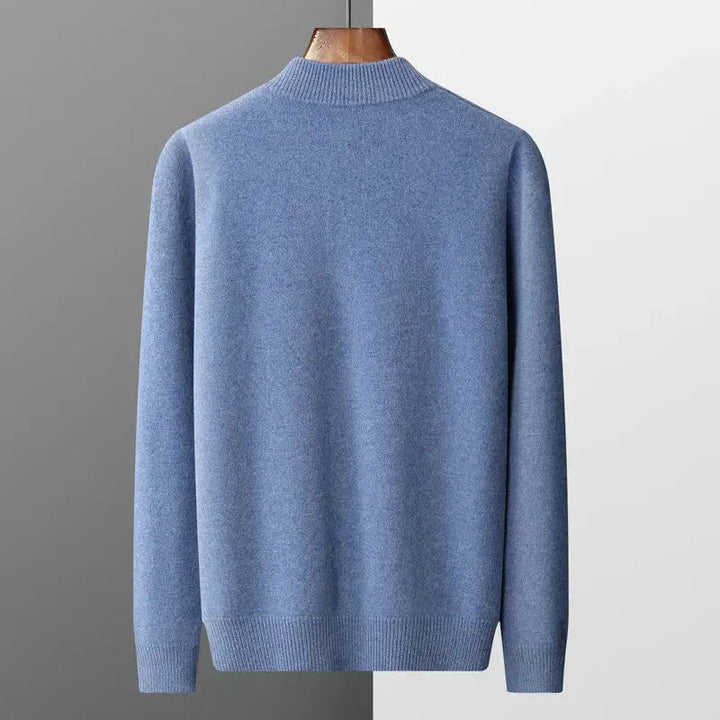 Man i en bekväm strukturerad herrtröja med polokrage. Ger en sofistikerad och modern look.