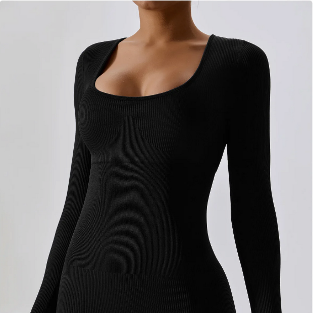 Kvinnors bekväma långärmade jumpsuit i sportig design, perfekt för fritid och träning.