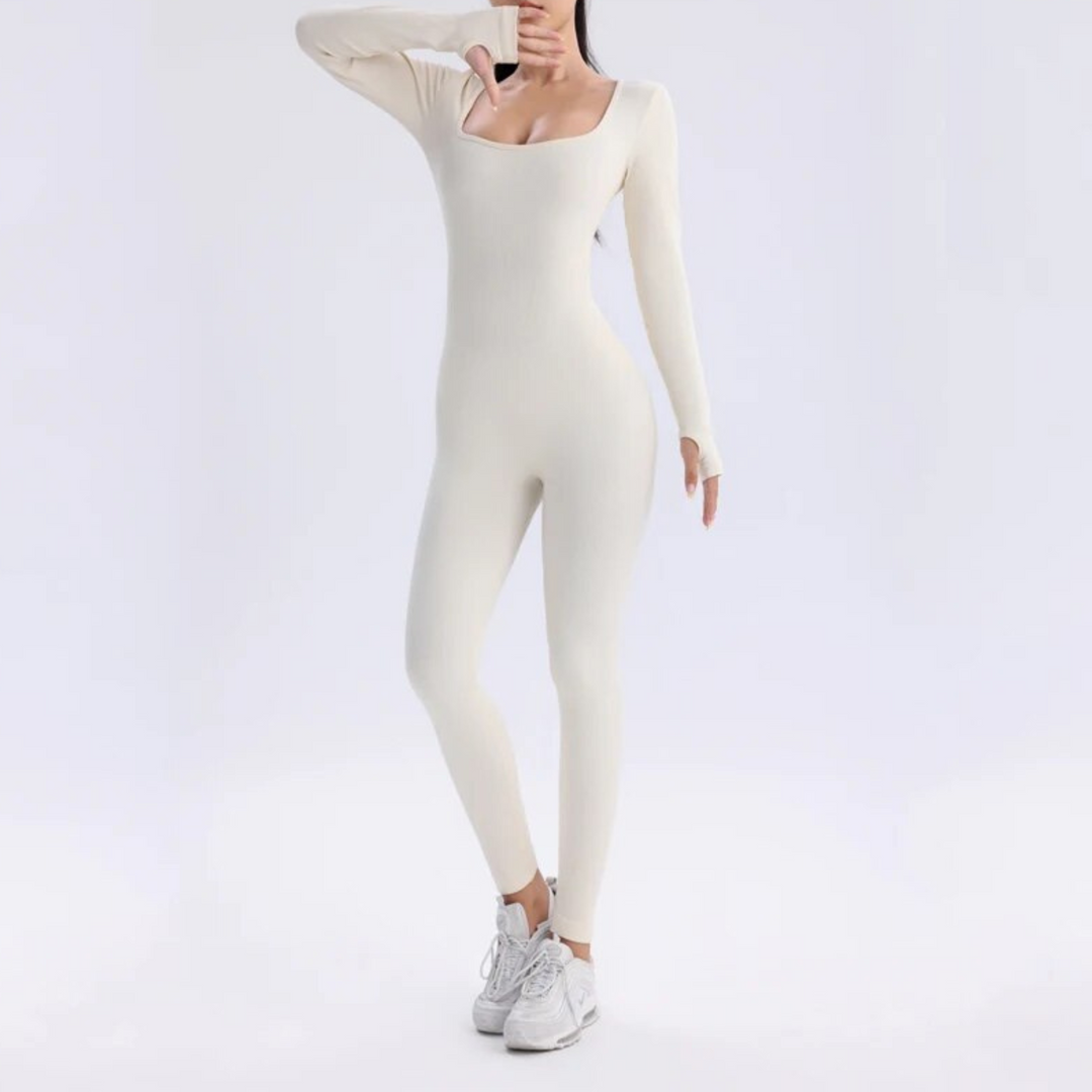 Aktiva kvinnors jumpsuit med lång ärm, designad för komfort och rörelse under träning och yoga.