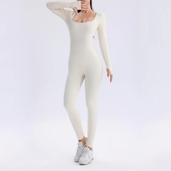 Aktiva kvinnors jumpsuit med lång ärm, designad för komfort och rörelse under träning och yoga.
