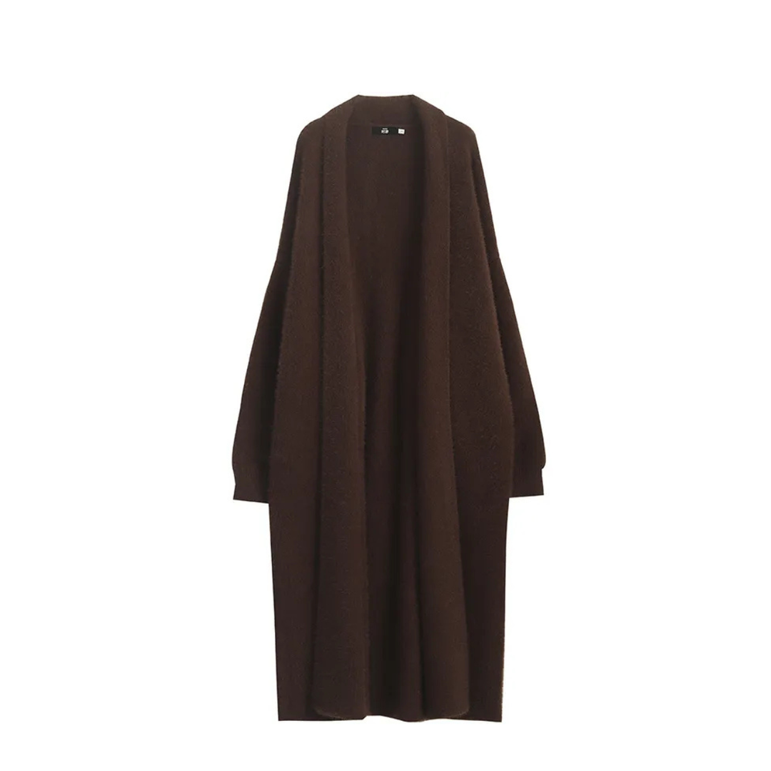 Kvinna bär stilren långkofta, mångsidig och elegant. Idealisk för vårkläder och vardagsbruk.