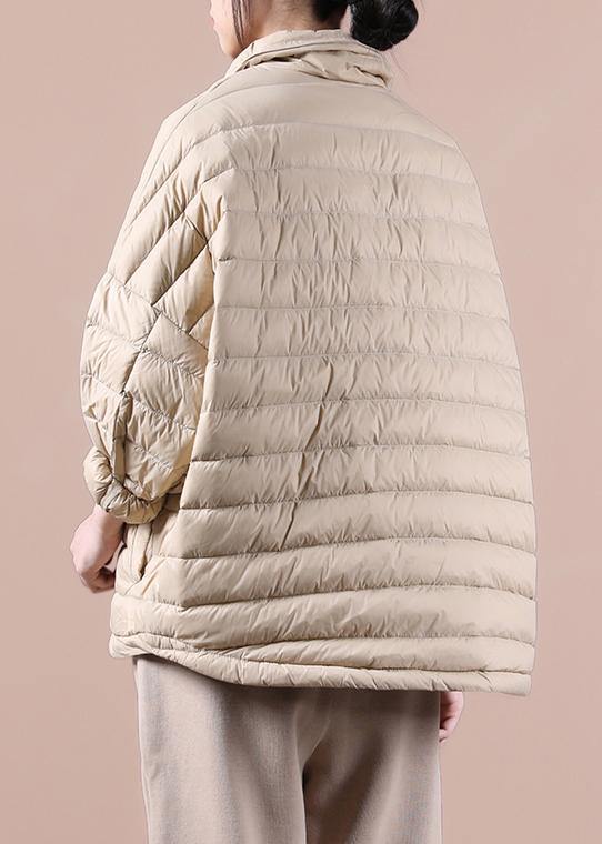 Detaljbild av plus size vinterjacka för kvinnor. Praktiska kavajfickor kombinerar funktion med snygg design.