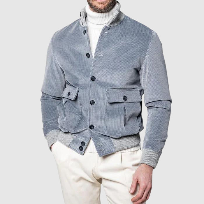 Man bär en figursydd ribbad herrjacka, idealisk som vår- eller höstjacka för en casual look.