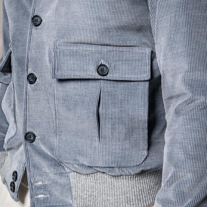 Stilren ribbad herrjacka i elegant blått, ett mångsidigt ytterplagg för herrmode och smart casual.