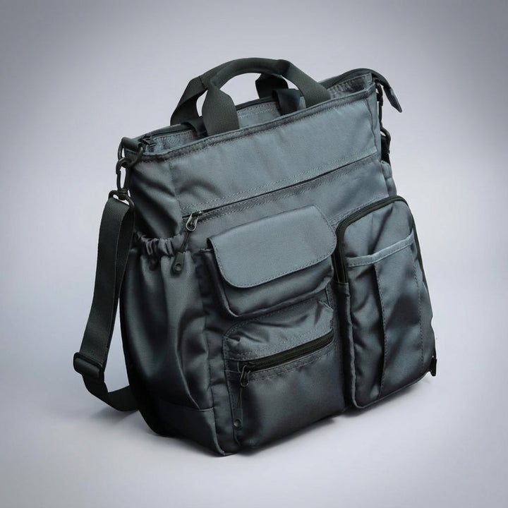 Professionell unisex laptopväska för pendling och kontor, med flera fack och bekväm axelrem.