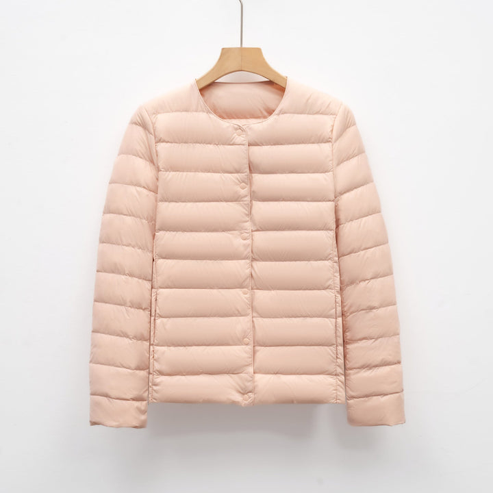 Figurnära kort damdunjacka med stilren design. Ultralätt jacka, perfekt som modernt ytterplagg.