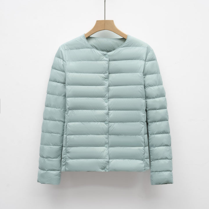 Elegant kort lättviktsdunjacka för kvinnor. Isolerad med ultradun för optimal värme under höst/vår.