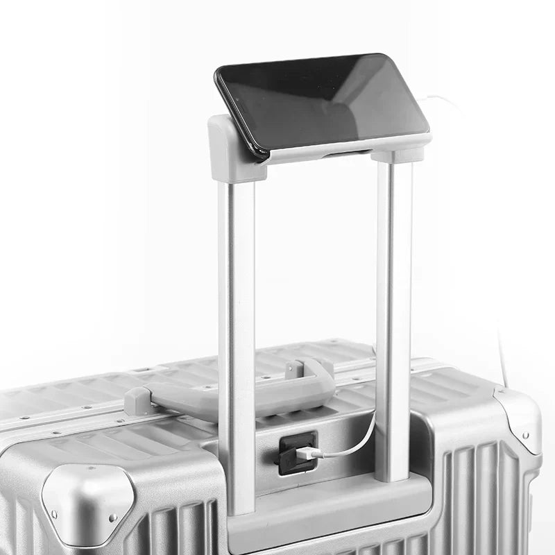 Öppen hårdresväska som visar smart packning med nätfickor och avdelare för organiserat resebagage.