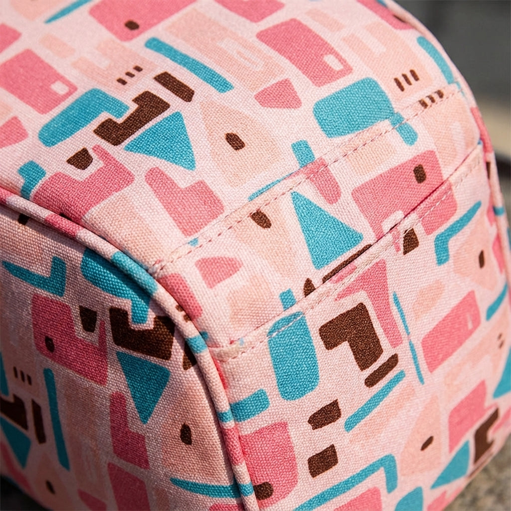 Bärbar reseskötväska med praktiska fack, designad för smidiga resor med barn.