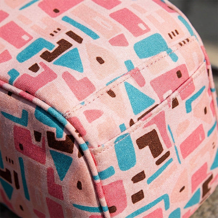 Bärbar reseskötväska med praktiska fack, designad för smidiga resor med barn.