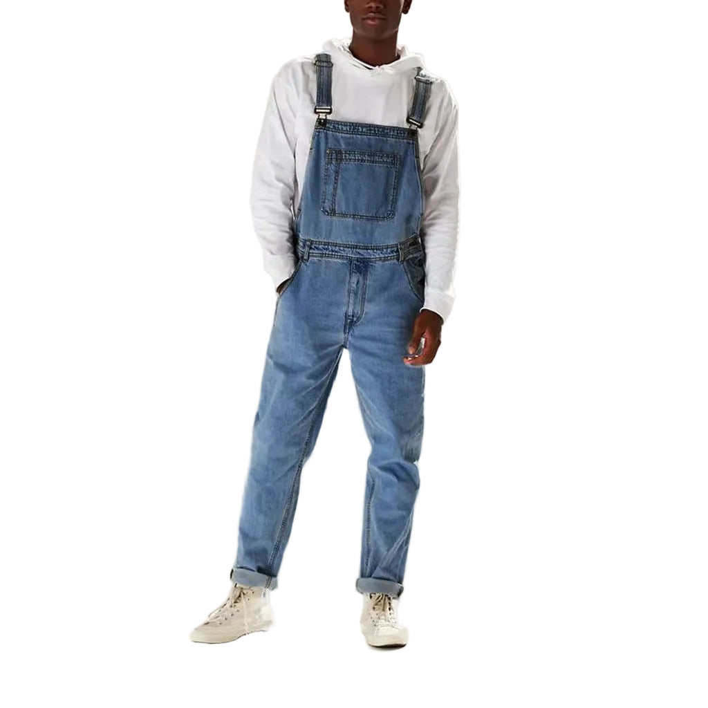 Snygg unisex utilityoverall i streetwear-stil, perfekt för mode och fritid.