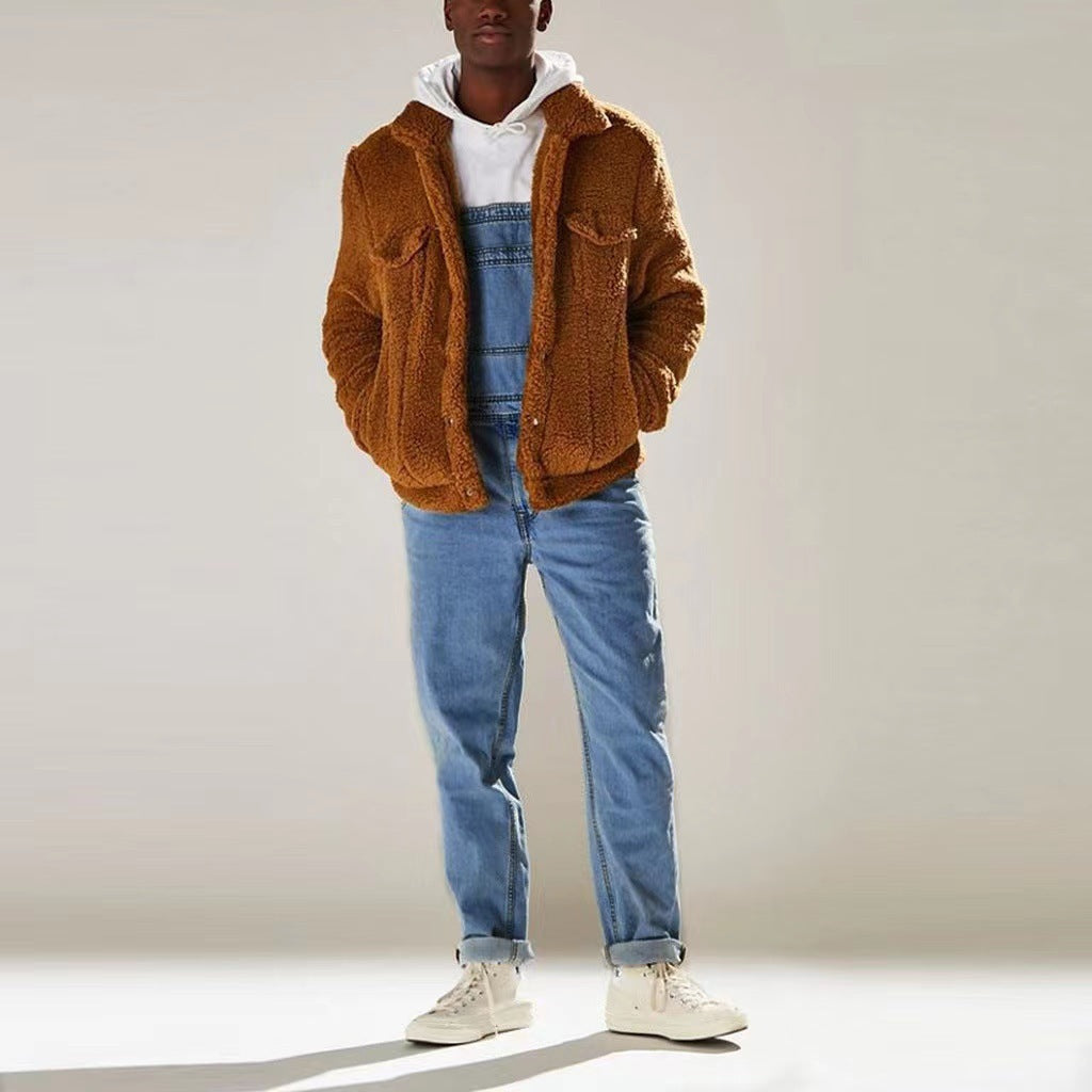 Modell bär unisex utilityoverall, trendig streetwear-look med praktiska detaljer.