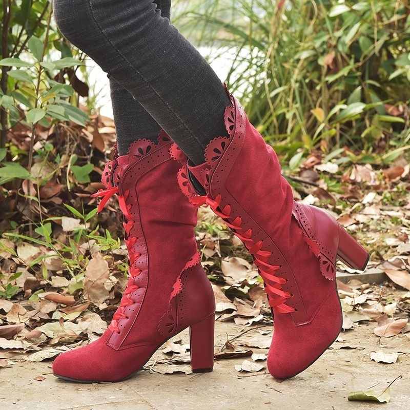 Eleganta bruna stampunk stövlar för kvinnor. Höga klackar och unik design för höstmode.