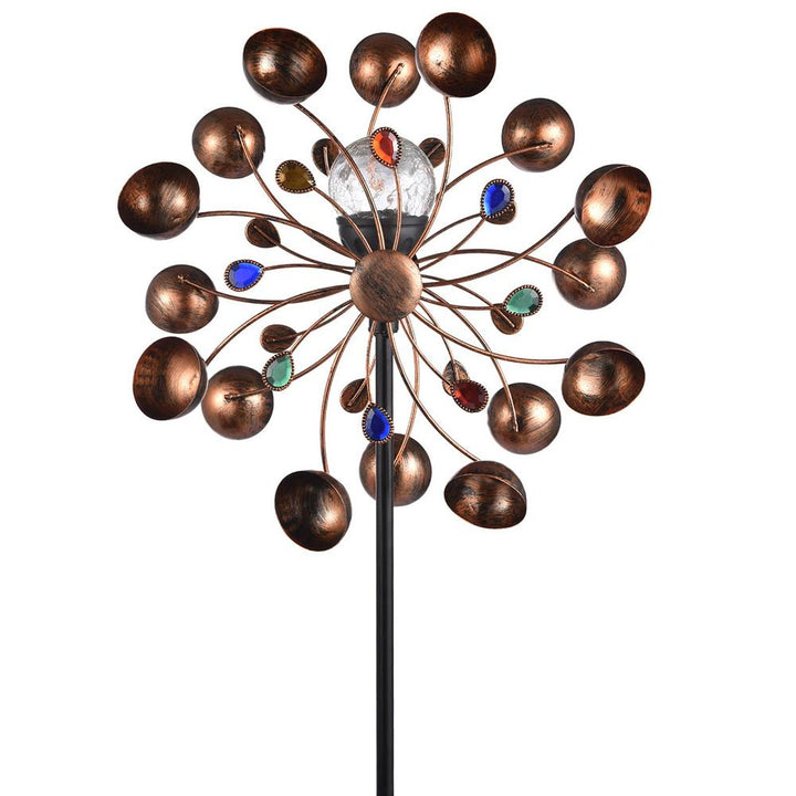 Metallvindsnurra med solcellsbelysning och en elegant glasboll, för en unik utomhusatmosfär.