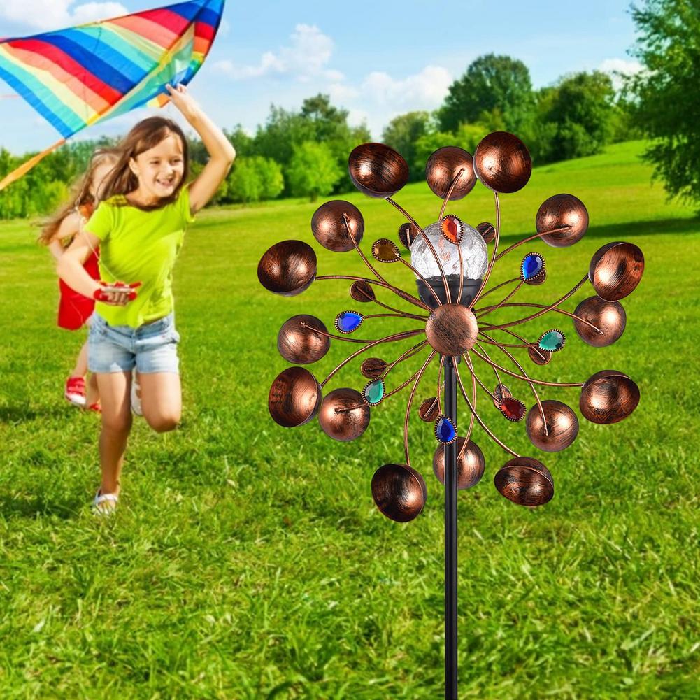 Solcellsdriven vindsnurra med färgglad glasboll som fångar ljuset, perfekt som trädgårdskonst.