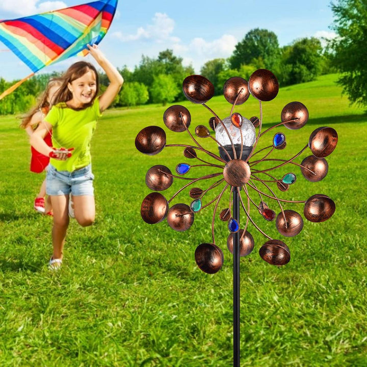 Solcellsdriven vindsnurra med färgglad glasboll som fångar ljuset, perfekt som trädgårdskonst.