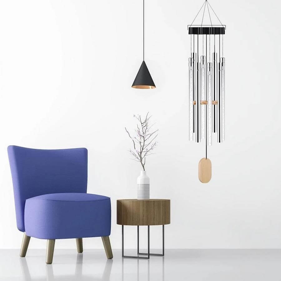 Ljussätt din uteplats med ett färgskiftande solcellsvindspel, en modern och miljövänlig LED-ljuskälla.