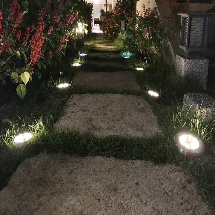 Flera trådlösa LED markspotlights med solceller ger enhetlig belysning för hela trädgården. IP65.