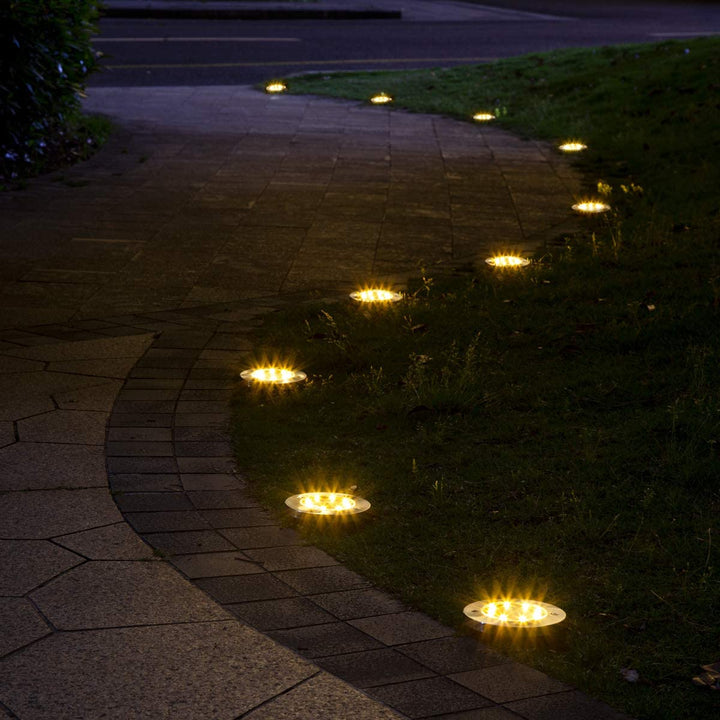 Kompakt solcellsdriven markspotlight med LED. Enkel att placera för trädgårdsbelysning.