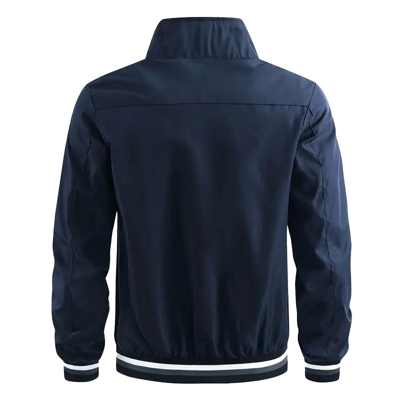 Herrjacka med trendig stativkrage och sportig design. Ett bekvämt, långärmat ytterplagg perfekt för vardagen.