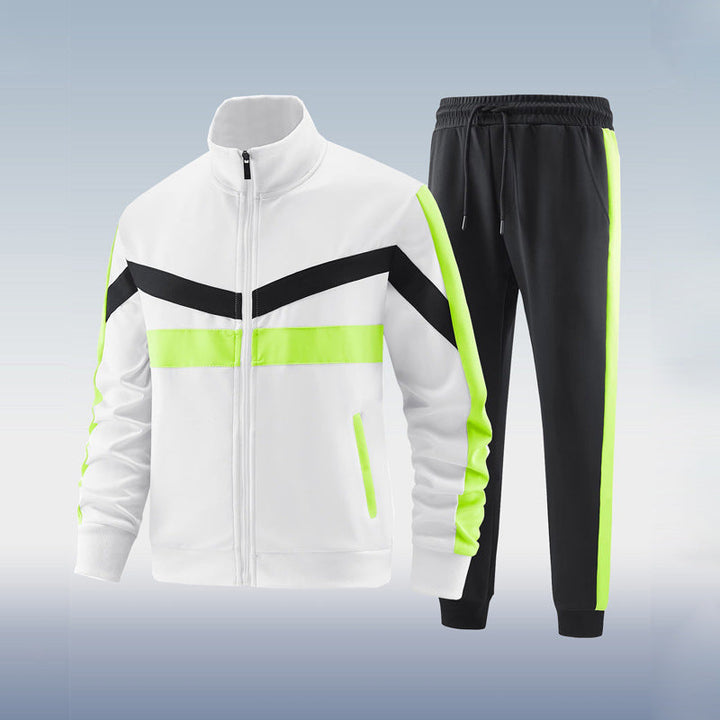 Man bär sportig herrträningsoverall, bekväm för aktiv livsstil. Perfekt sportset för träning & fritid.