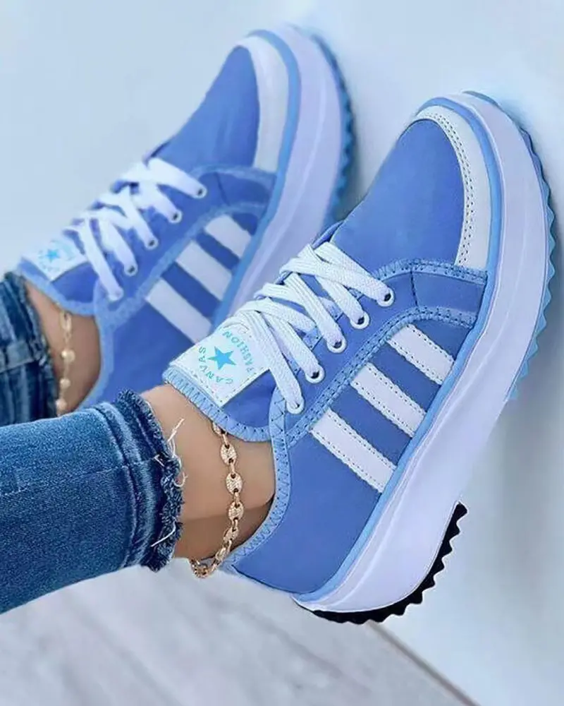 Sportiga damsneakers för vardag och träning, finns i blått, vitt, rosa och svart. Lätta och andningsbara fritidsskor.