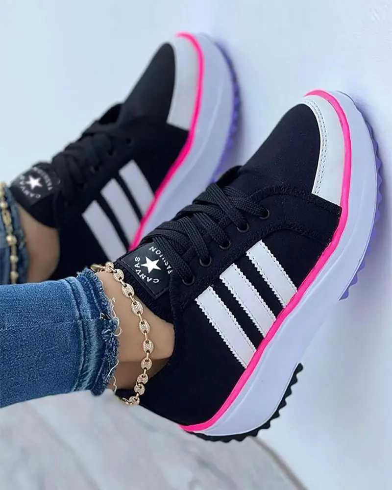 Rosa sportiga damsneakers med anti-slip sula. Lätta och bekväma fritidsskor för vår- och sommaraktiviteter.