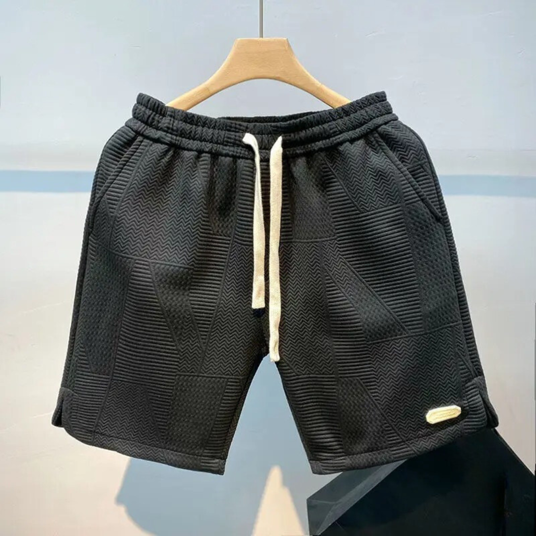 Avslappnade herrshorts med vågmönster. Mångsidiga sportshorts för bekväm träning och fritid.