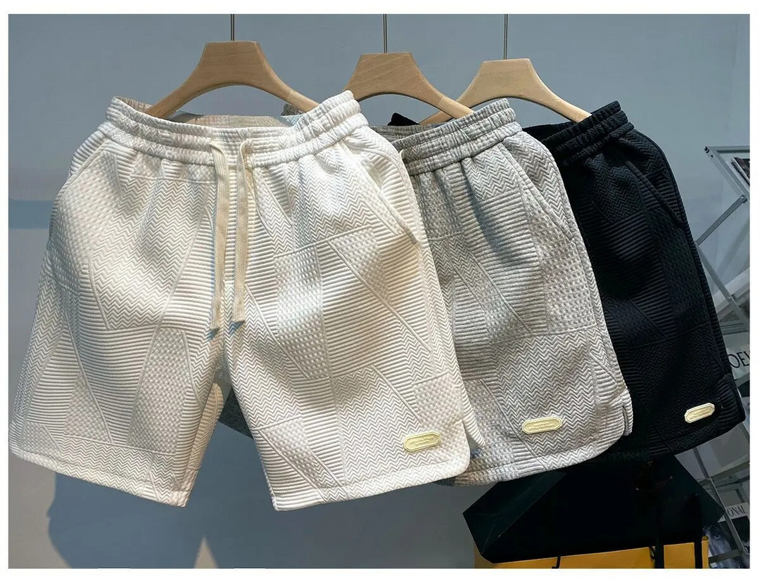Sportiga herrshorts med unikt vågmönster. Perfekta som träningsshorts, löparshorts eller fritidskläder.