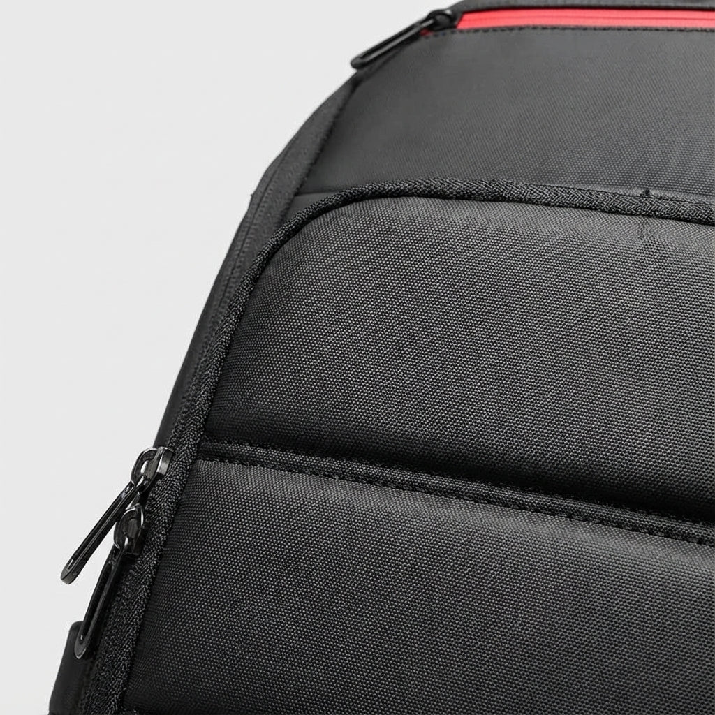 Stöldskyddad reseryggsäck med integrerad USB-port för säker transport av laptop och personliga tillhörigheter.