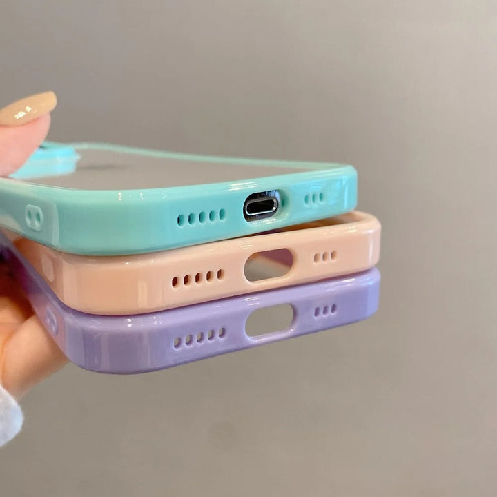 Stöttåligt silikonskal för iPhone 15, 14, 13, 12. Transparent design med färgade kanter som skyddar.