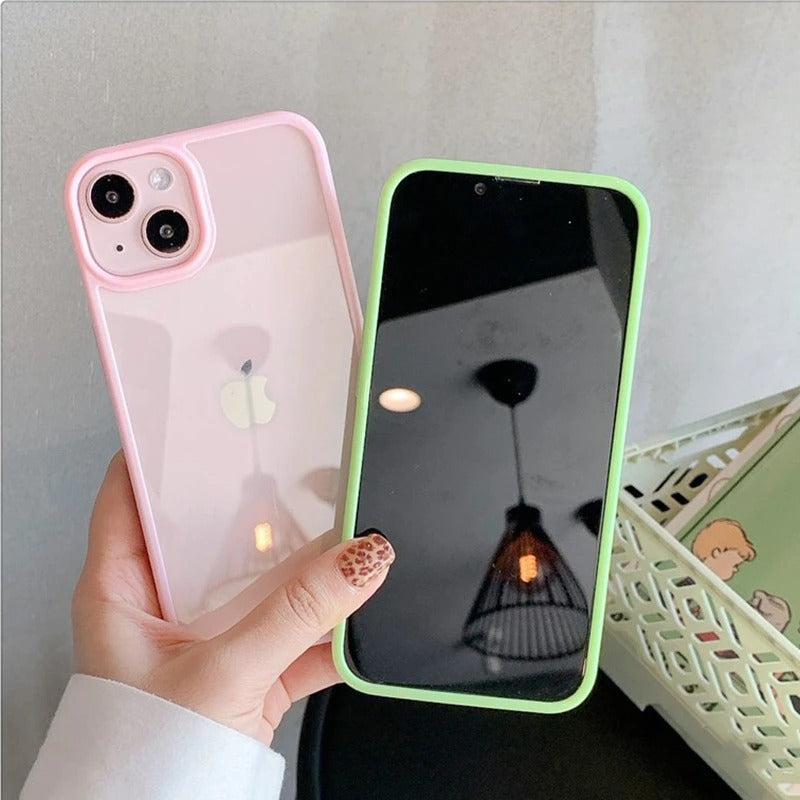 Hållbart silikonfodral för iPhone. Transparent med livliga candyfärger på kanterna, ger ett säkert grepp.